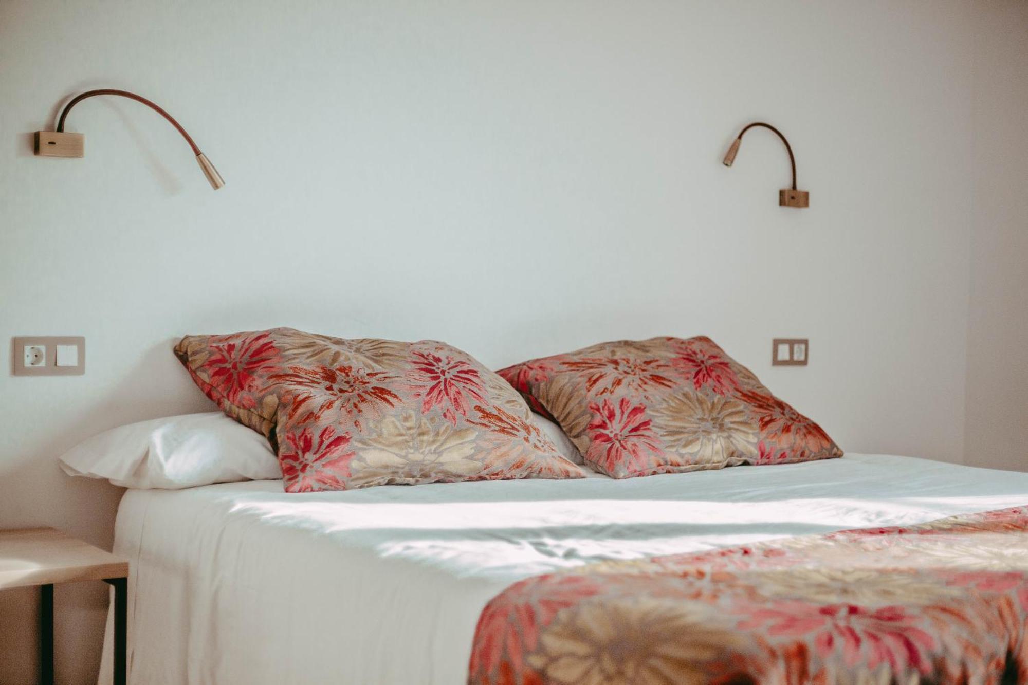 Hostal Restaurant Mussons Vins Poboleda Bagian luar foto